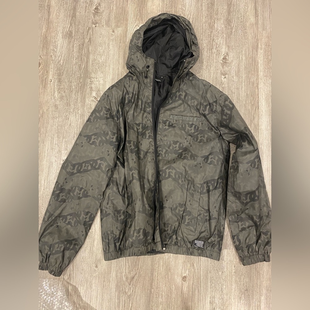 DC Men's Green Camouflage Windbreaker Medium